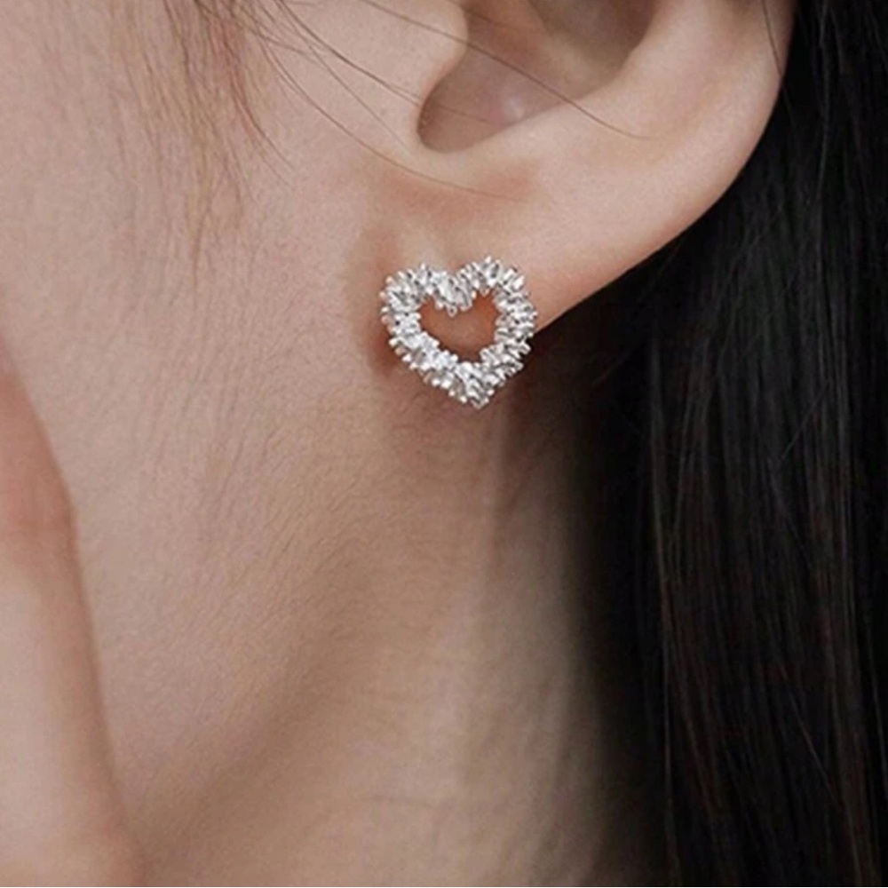 Hollow heart earrings - Picture 2 of 4